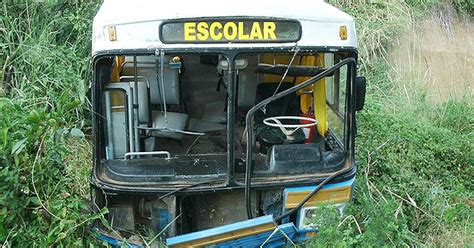 G1 Ônibus escolar se descontrola e sai da pista em cabeceira de ponte