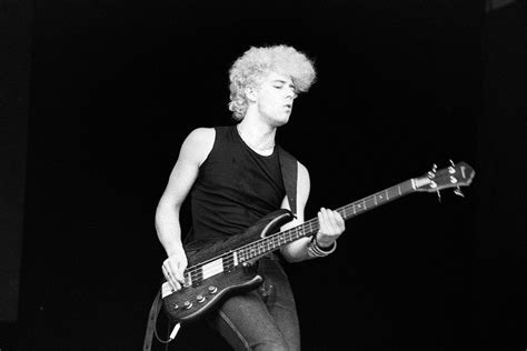 Adam Clayton Le Bassiste De U2 à Lesprit Libre Biographie