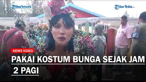 Pakai Kostum Bunga Sejak Jam Pagi Yetri Antusias Ramaikan Festival