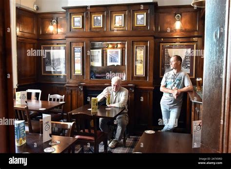 British pub interior hi-res stock photography and images - Alamy