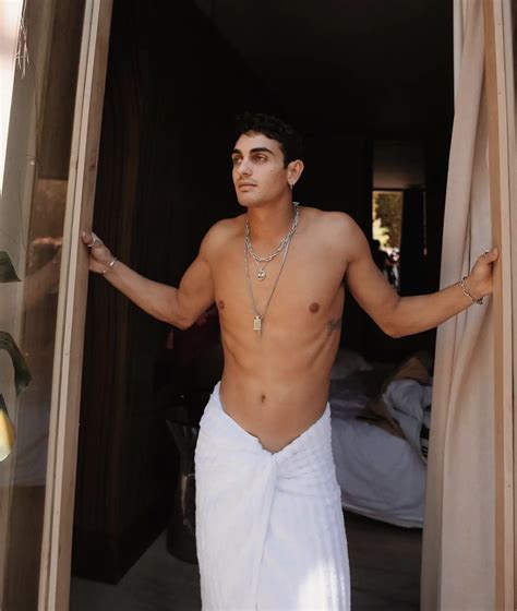 Spider Man Tiene Novio Les Quitamos La M Scara Y La Ropa A Los Superh Roes Del Beso Gay En