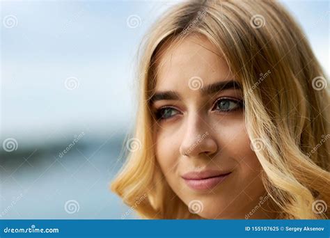 Jeune Jolie Blonde Posant En Parc Image Stock Image Du Avions Souffle