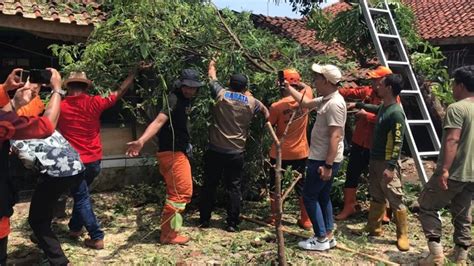 Majalengka Diterjang Angin Puting Beliung Rumah Warga Rusak