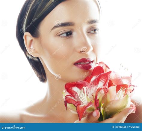 Junge H Bsche Frau Mit Rotem Brunette Blumenamaryllisabschlu Oben Isoliert Auf Wei Em