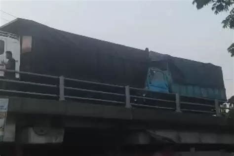 Tabrak Bodi Belakang Dump Truck Di Tol Dupak Surabaya Sopir Colt