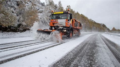 La nieve obliga a cortar 15 carreteras y seis puertos de montaña