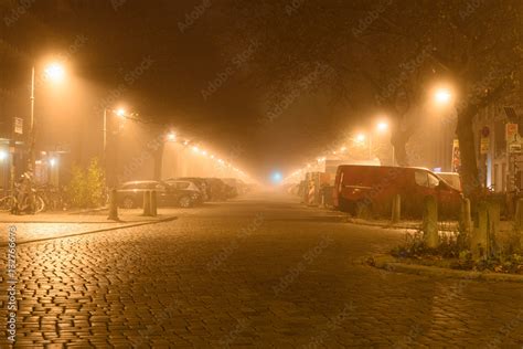 Leere Stra E Nachts Im Nebel In Berlin Empty Road At Night In Fog In