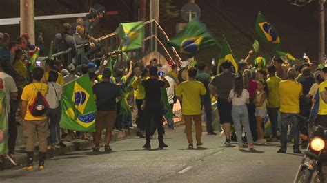 Manifestantes bloqueiam avenida em frente a comando do Exército em BH