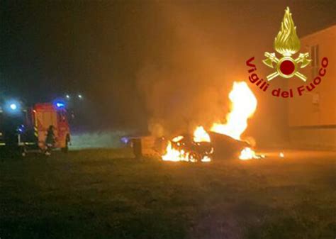 Auto In Fiamme Nella Notte