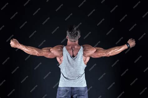 Hombre Atleta Musculoso Orgulloso De Excelente Forma Saludable Y Fuerte