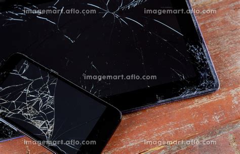 Cracked Broken Phone And Tablet Screen Closeupの写真素材 [195132166] イメージマート