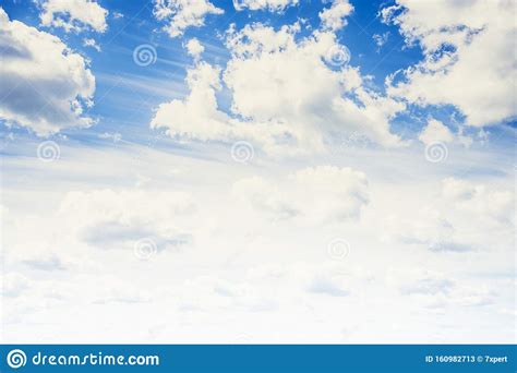 Cielo Azul Claro Y Nubes Blancas Imagen De Archivo Imagen De Blanco