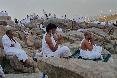 eid al adha   pictures hajj pilgrims pray  mount arafat  mecca