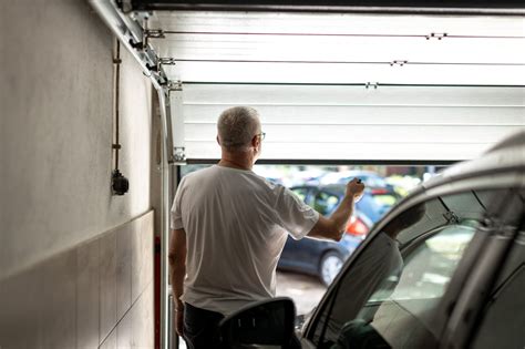 Ubriaco E Lei Non Lo Fa Guidare Lui La Rinchiude Nel Garage E Va A