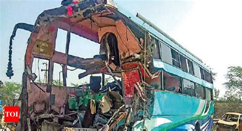 Eight Killed As Sleeper Bus Rams Into Truck On Yamuna Expressway Noida News Times Of India