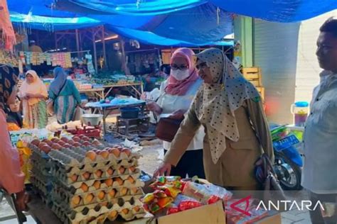 Pemkab Pamekasan Pantau Harga Sembako Di Pasar Tradisional ANTARA