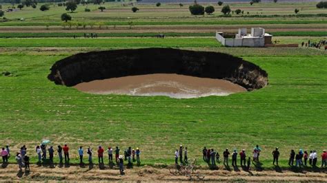 El socavón gigante que amenaza con tragarse una casa en México La