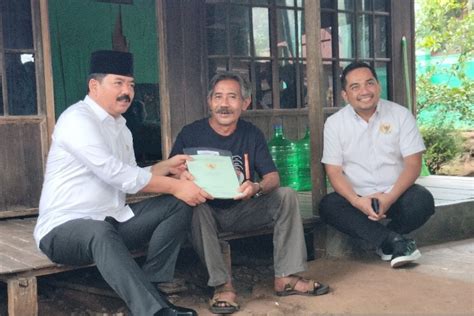 Menteri Atr Bpn Serahkan Sertifikat Tanah Ke Masyarakat Di Kalsel