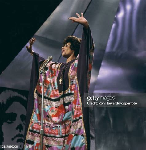 Shirley Bassey Photos Photos And Premium High Res Pictures Getty Images