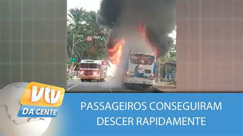 Ônibus 20 passageiros pega fogo em avenida movimentada de Campinas