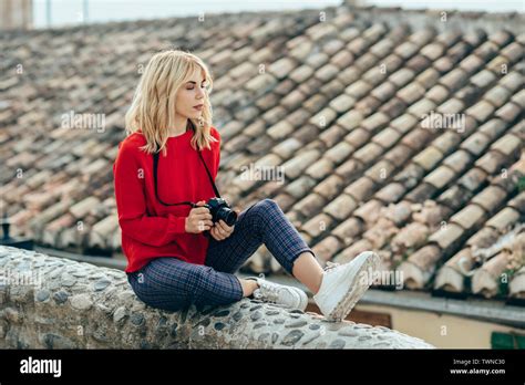 Attraktive junge blonde frau Fotos und Bildmaterial in hoher Auflösung Alamy