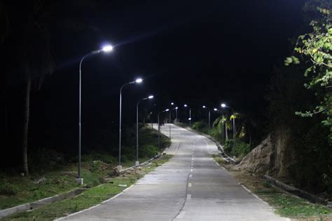 DPWH Sets Standard Design For Solar Powered Lights Along National Roads