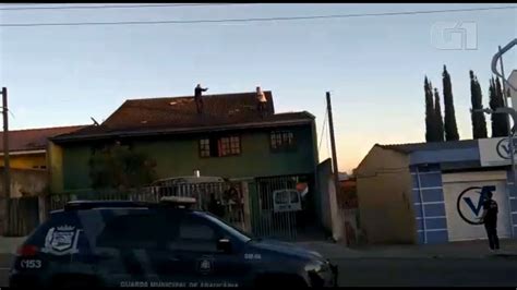 Em Surto Policial Civil Invade Terreno De Casa Sobe Em Telhado E