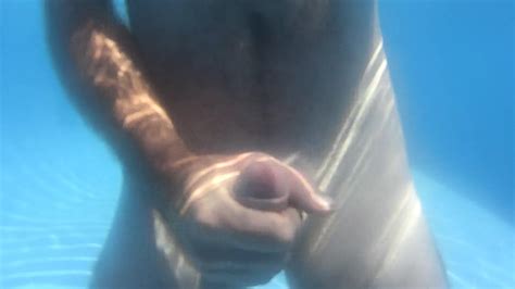 Vidéos porno gay gratuites Ejaculation Dans La Piscine xHamster