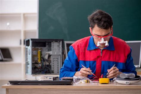 Hombre Joven Reparador Reparando Computadoras En El Aula Foto De