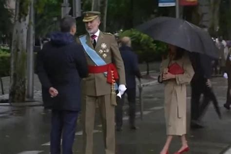 Un detalle de este momento de Pedro Sánchez con Felipe VI en el desfile