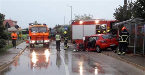 Autobusom pri kočenju prešao u suprotni smjer i udario u auto poginuo