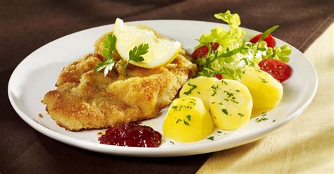 Paniertes Schnitzel Vom Kalb Mit Kartoffeln Rezept EAT SMARTER