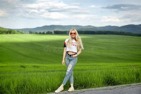 Portrait D une Mannequin Blonde Nue Avec Maquillage Créatif Des Yeux Brillants Et Colorés Et Du