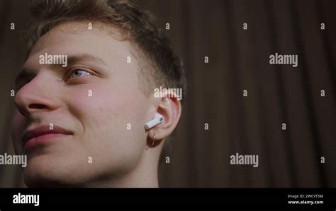 Jeune homme blonde Banque de photographies et dimages à haute résolution Alamy