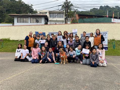 Mascote Da Defesa Civil Ajuda Estudantes Em Atividades Nas Escolas