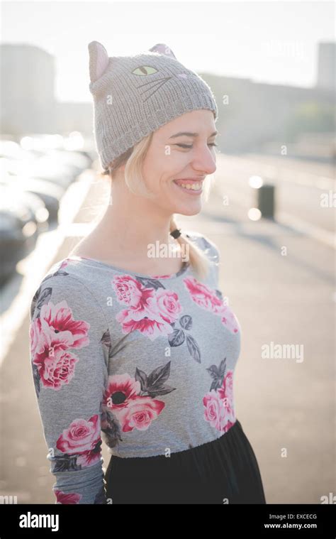 Junge Sch Ne Blonde Frau Auf Der Stra E Der Stadt Im Freien Stockfotografie Alamy