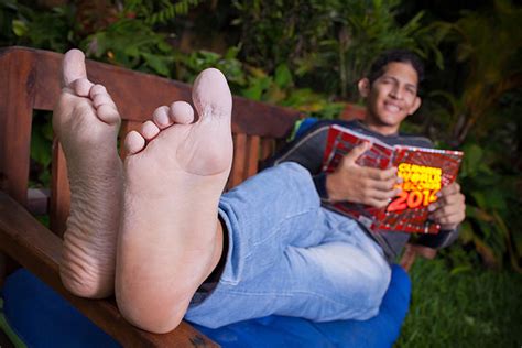 Guinness World Records: Largest feet on a living person (male)