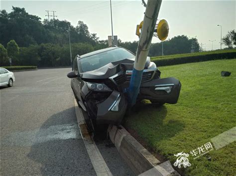 男子驾车超速漂移撞坏路灯 车头撞成v字形 图 沙坪坝区 轿车 绿化带 新浪新闻