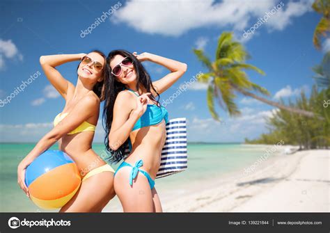 Mujeres J Venes Felices En Bikini Posando En La Playa De Verano