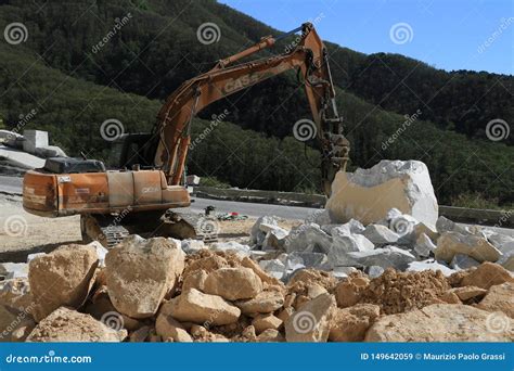 Excavador Con El Martillo De La Demolici N En Una Mina Del M Rmol De