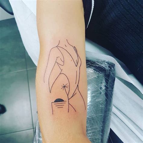 Silueta De Mujer Un Tattoo Muy Delicado Y Elegante Que Nos Encanta