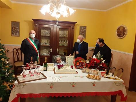 Sassano Festeggia Tra Gioia E Sorrisi I 100 Anni Di Nonna Vincenza D