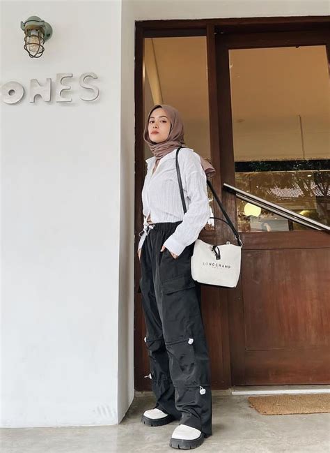 10 Styling Gaya Hijab Monokrom Ala Deana Hanifa Minimalis