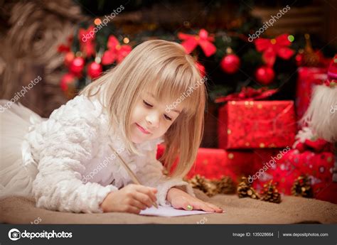 Ni A Escribe Una Carta A Santa Claus Fotograf A De Stock Erstudio