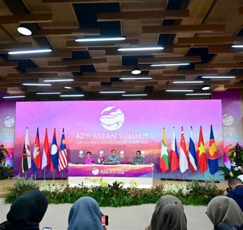 Presiden Jokowi Memberikan Keterangan Pers KTT Ke 42 ASEAN Di Labuan