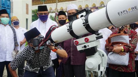 Gubernur Irwan Prayitno Saksikan Gerhana Matahari Di Masjid Raya Sumbar