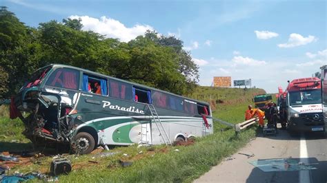 Ônibus de Pará de Minas romeiros sofre acidente deixando deixa 2