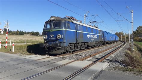 ET22 765 ze składem wagonów Sis mija przejazd kolejowy w ciągu ul