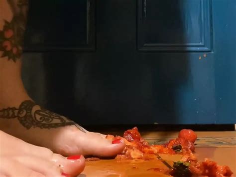 BBW Squashing Strawberries With Feet Amateur Porn Feat Elizabeth Dresden By FapHouse XHamster