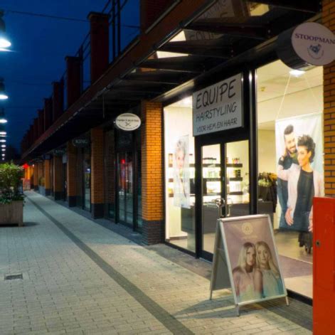 Dé kapsalon van Hendrik Ido Ambacht voor t hele gezin